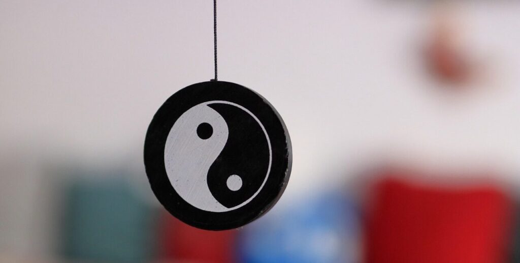 Un mobile suspendu, avec le Taijitu, le symbole yin-yang à la base de mon travail