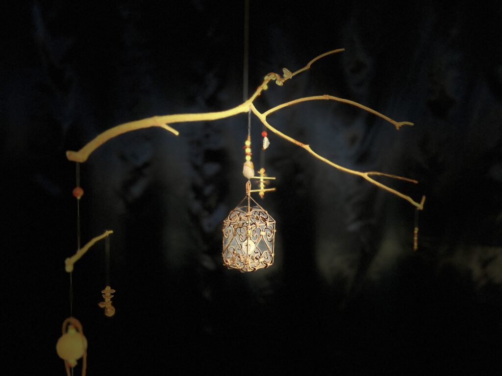 Un mobile, une cage, l'oiseau s'est envolé.